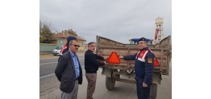 Traktörlerin Trafikte Görünürlüğünün Artırılması Projesi Kapsamında 100 Adet Reflektör Dağıtımı Yapıldı